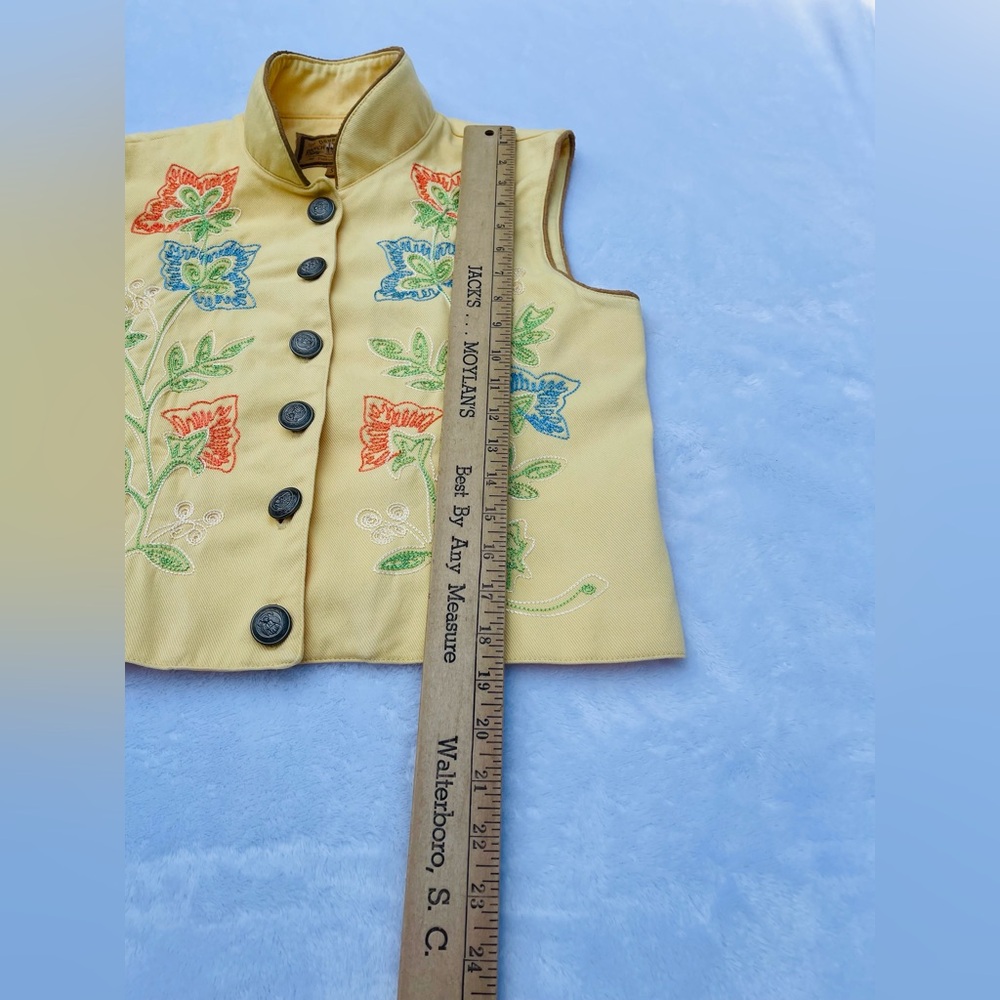 Embroidered Yellow Floral Sleeveless Vest - Picture 5 of 8